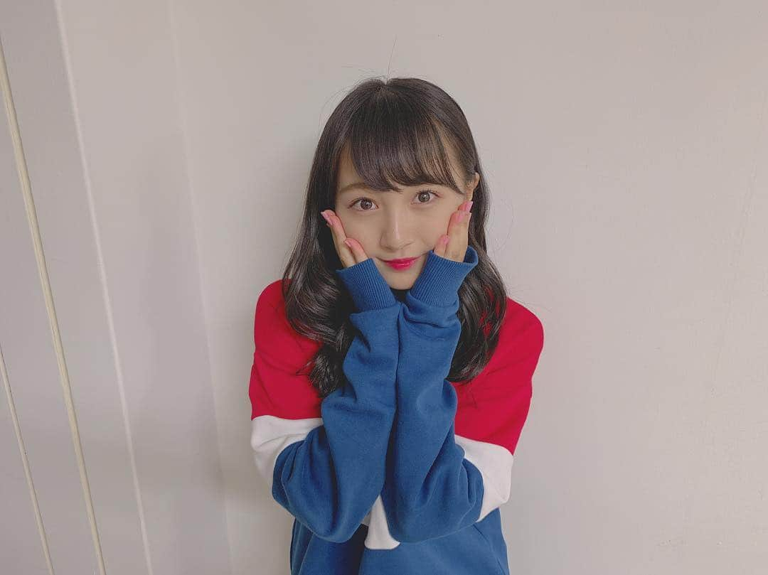 山本彩加さんのインスタグラム写真 - (山本彩加Instagram)「最近パキッとした色の服好き❤️💙 . . . お兄ちゃんのパーカー着てみた♡♡ #お兄ちゃんの服  #やんコーデ」10月22日 13時18分 - ayaka48_yanyan