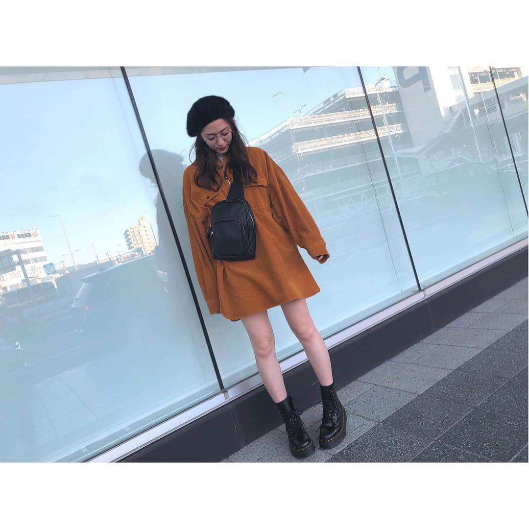 鈴木愛理さんのインスタグラム写真 - (鈴木愛理Instagram)「✴︎ 昨日の私服☺︎ photo by KANU❣️ . . ✳︎cap→ @moussyofficial . . ✳︎glasses→ @lavid_eyewear . . ✳︎tops→ @lowrysfarm_official . @snidel_official . ✳︎bag→ @amail_official . ✳︎boots→ @drmartensofficial . . . #ダンサー1のインスタグラマー #まだ大学一年生の # @kanu_k_  #に撮ってもらいました💗」10月22日 13時28分 - airisuzuki_official_uf