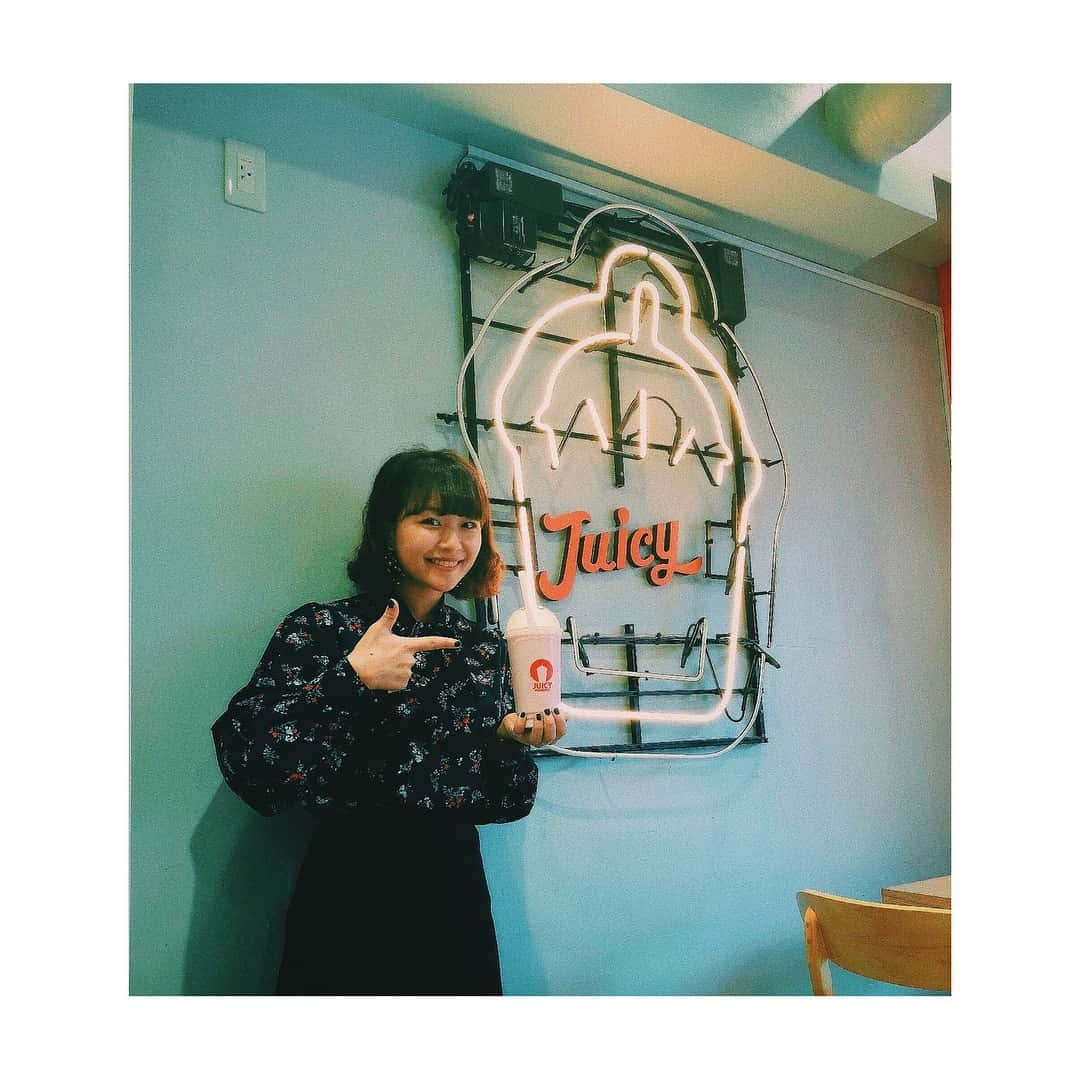 のインスタグラム：「念願のジューシーーーー！！！ 留学中毎日ってぐらい飲んでた大好きなJUICYがついに日本に…！💘 オススメは変わらずストロベリーバナナです🍓🍌」