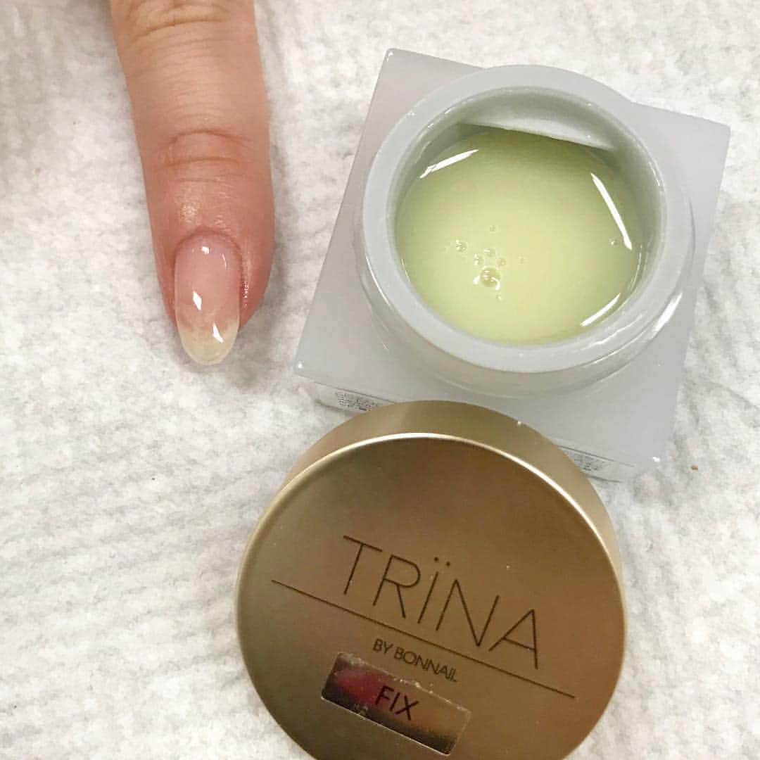 ネイルショップTATさんのインスタグラム写真 - (ネイルショップTATInstagram)「#repost @tat_fukuoka via @PhotoAroundApp . . #trina  25863 TRINA FIX  5g . 長さ出しやリペアに使えるFIX👀✨ . フリーエッジの色に合わせた 乳白色のイクステンションで ナチュラルネイルと同じように 仕上げることが可能です💅🏼❤️ . ベースを塗り、FIXで長さ出しをした後 EXTで強度を付けると👍👍 (⚠️FIXのみでのBASE使いは出来ません🙇‍♀️💦) . テクスチャーをEXTと比べてみましたが FIXは滑らかでEXTより レベリングは早いです🙆‍♀️✨ . ジェルスカとは思えないほど ナチュラルに仕上がります😳 ぜひお試し下さい^^! . #ボンネイル #bonnail  #trina #トリネ #ジェルネイル #秋ネイル  #秋冬ネイル #秋ネイル2018 #2018ネイル #べっ甲ネイル #ネイルアート #ネイルパーツ #シンプルネイル #ネイルデザイン #fukuoka #nailshoptat #nailstagram  #nailart #네일  #네일아트  #네일샾  #네일아트디자인  #후쿠오카tat #후쿠오카  #텐진」10月22日 15時07分 - nailshoptat