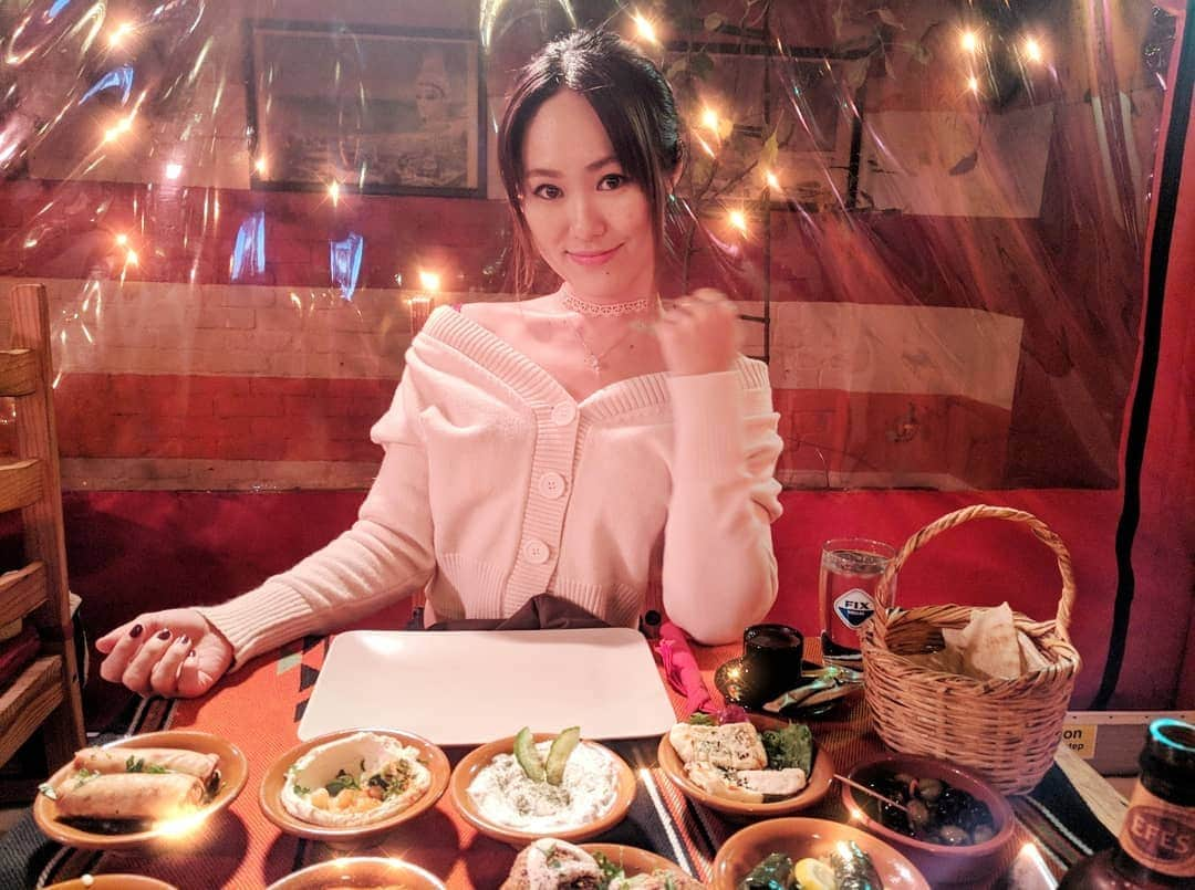 Chiakiさんのインスタグラム写真 - (ChiakiInstagram)「I love Turkish food...💖💖💖 Hummus is my favorite!! Lovely belly dancing with really nice dinner👯 トルコ料理が何故かとても好き！！！ 色んなお野菜取れる🍊 そして、ベリーダンスを目の前にするとどこを見ればいいのか困る😅😍 #なぜか恥ずかしい #セクシーなお姉さん #ベリーダンス #🙈」10月22日 20時43分 - chiakiinengland