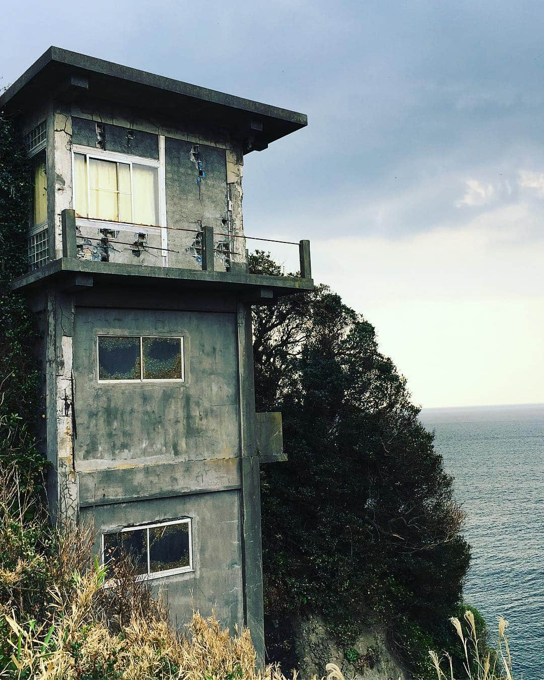 田上よしえさんのインスタグラム写真 - (田上よしえInstagram)「江ノ島には神社だけでなく廃墟マニアにはたまらない物件もあったなぁ💓 別荘として格安で貸してくれないだろうか。 #江ノ島  #廃墟」10月22日 15時45分 - tanoueyoshie