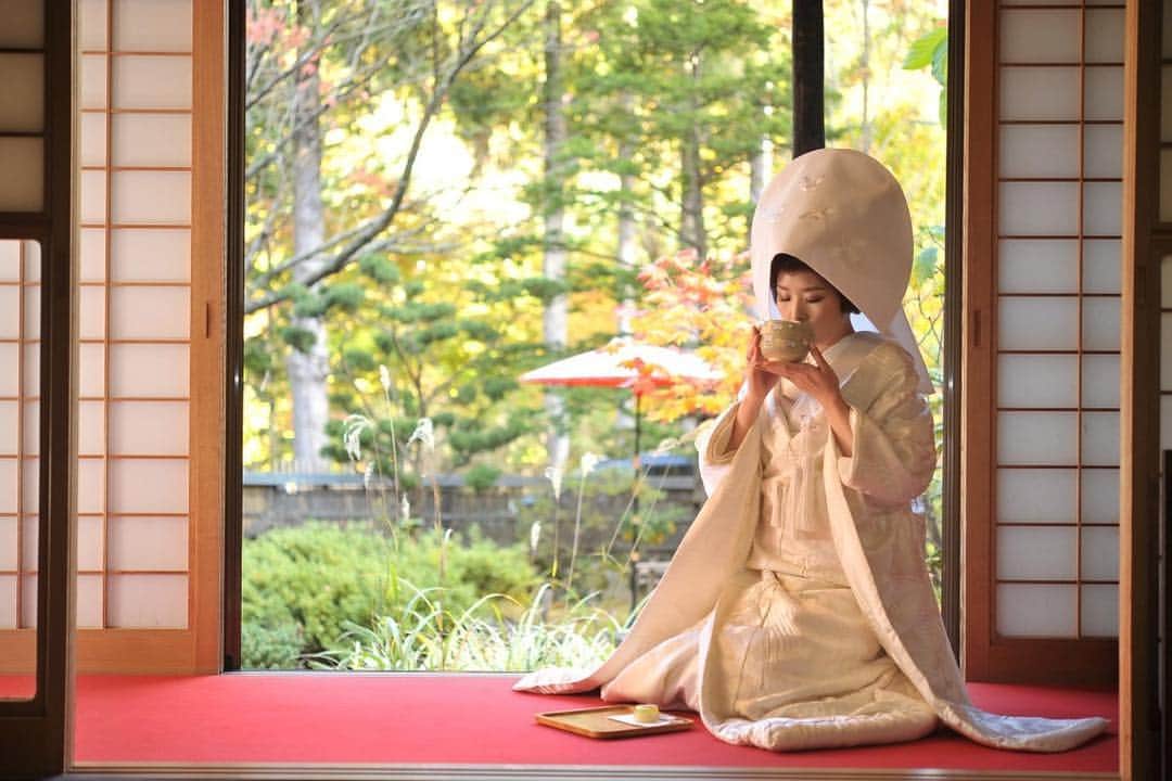 Famarryのインスタグラム：「A bridal kimono, some tea, and a little bit of elegance. #HokkaidoLocationPhotoWedding 白無垢を着て北海道での撮影。 ーーーーーーーーーーーーーーーーーーーーーーー Creative. Affordable. The sky’s the limit. Take photos with your life partner, wherever your heart desires. Check out our website! どこでもフォトウェディングの最高の舞台に。もっとクリエイティブに、もっと自由に。最安値で理想の撮影を実現。 国内、海外の700人以上のプロフォトグラファーが登録。ロケーション、ウェディング当日撮影、ハネムーンフォトも思いのままに。 ーーーーーーーーーーーーーーーーーーーーーーー くわしくは@famarry_jpプロフィールのURLから！ #ウェディング撮影といえばファマリー #出張カメラマン#出張撮影 #前撮り #後撮り #ロケーション撮影 #ウェディングフォト #ウェディングフォトグラファー  #フォトウェディング #ウェディングフォト #ウェディングフォト  #ロケーションフォト #結婚写真 #花嫁準備 #結婚 #結婚準備 #写真家 #famarry #ファマリー #weddingphotos #destinationwedding #prewedding #preweddingphotos #weddingphotographer #hokkaido #hokkaidophotographer #japanphotographer  #elegant #weddingseason #weddingideas #japanesephotography」