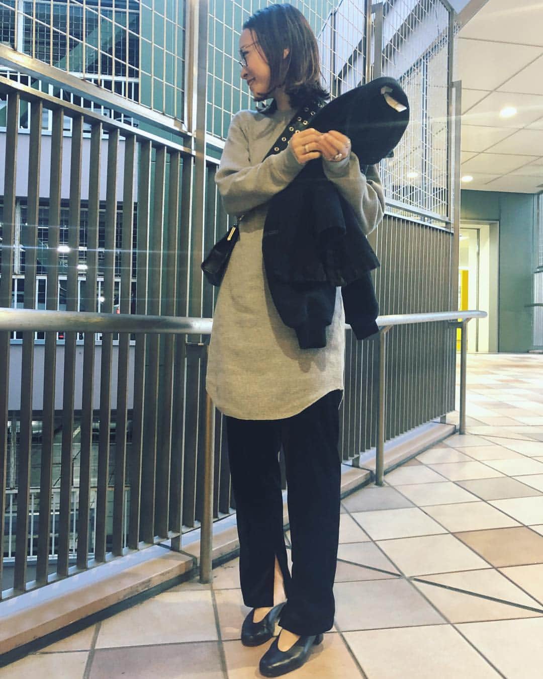 野尻美穂のインスタグラム：「私はシンプルが好き。 昨日履いてたベロアのパンツはスポーティだけどシルエットが綺麗だからかわいいんです。 肌触りと言い最高なのだ🤤 これからはスウェットかニットでヒールに合わせて履く😙 こだわって作った力作💪 #mihonano #シンプル #champion #pheeny」
