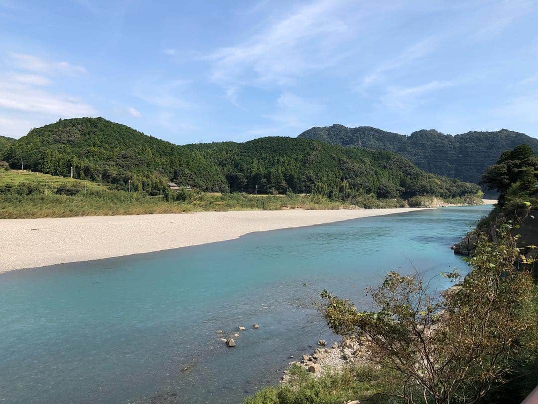 島津咲苗さんのインスタグラム写真 - (島津咲苗Instagram)「名古屋から車で3時間半ほどかけて、ある場所にやってきました！川も海も、水の色がとても綺麗です。」10月22日 16時44分 - sanae_shimazu