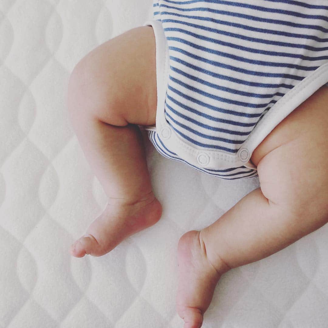 214krnのインスタグラム：「生後45日 ・ ・ いろんなところがむちむちに なってきてかわいい👶🏻 ・ 最近は夜中の1時から5時まで ごきげんさんになって ほとんど寝てくれません😗 昼夜逆転生活😗母寝不足😗 ・ 完母やから母乳が出るのは 嬉しいんだけど、 勢い良すぎて最近またむせて 顔真っ赤にしてるし 飲み過ぎなんか吐き戻し多い😭 ・ 大変やけどかわいいから なんとかがんばる😗」