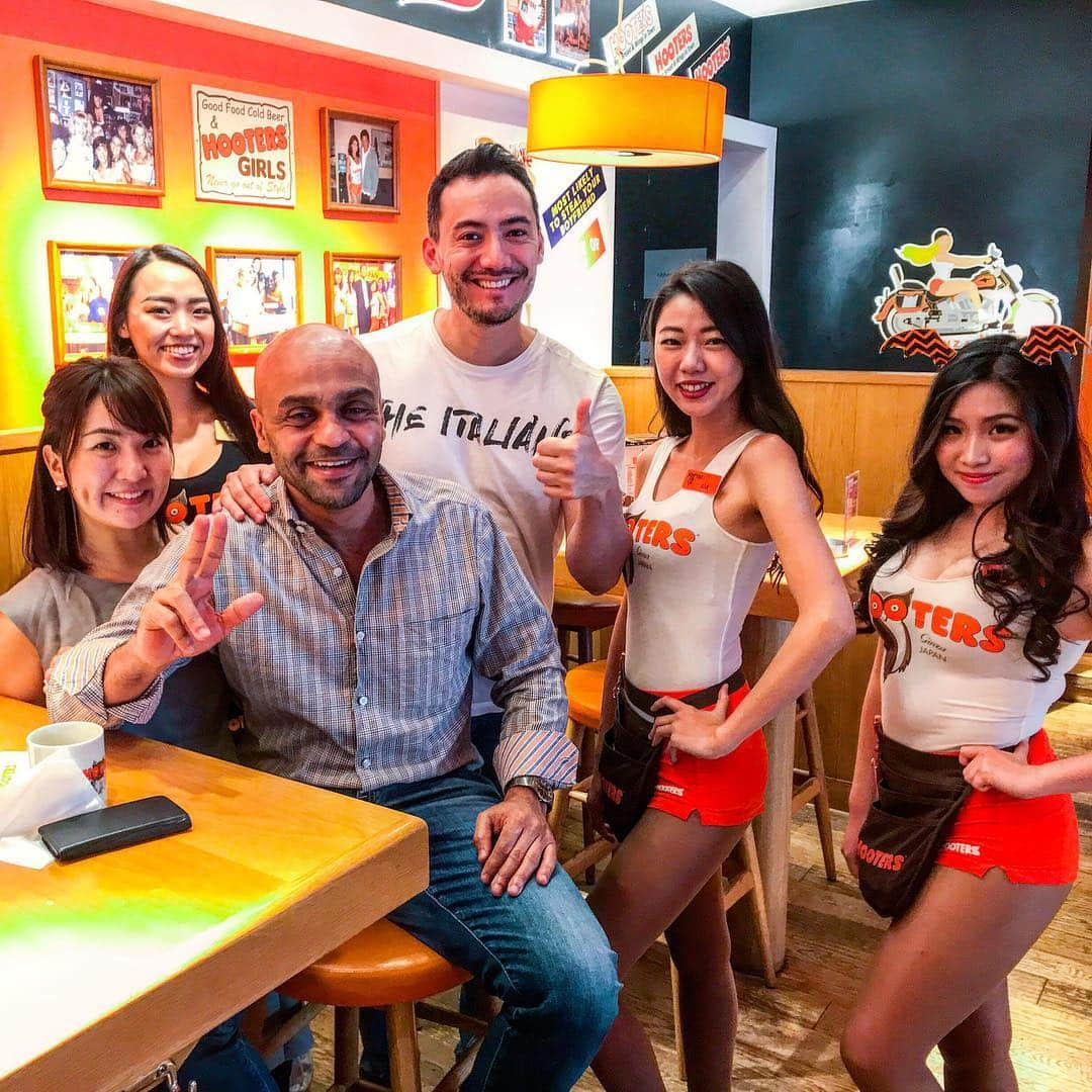 ベリッシモ・フランチェスコさんのインスタグラム写真 - (ベリッシモ・フランチェスコInstagram)「Ciao belle! With my friend Ayele from California at Hooters Ginza😂👍 フーターズ銀座店でビジネスミーティングをさせて頂きました！ Anche oggi riunione di lavoro da Hooters!🐴👍 #ベリッシモ #料理研究家 #francescobellissimo #tvchef #chef #chefrock #celebritychef #honeywine #beedvine #ayelesolomon #girls #beautifulgirls #japanesegirls #イケメン #美人 #フーターズ銀座 #フーターズガール #hooters #hootersgirl #hootersjapan #picoftheday #sexygirls #italian #italianstyle #イタリア #イタリア人 #enjoy #enjoylife #arrapatosempre #vip」10月22日 18時29分 - bellissimoyoshi