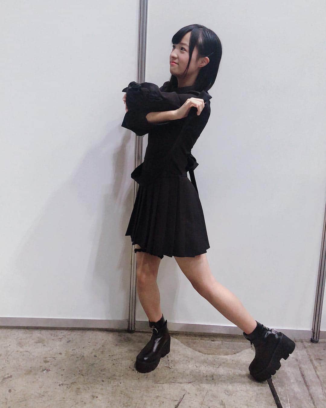 高沢朋花のインスタグラム：「なぞのポーズ笑笑 ひなたカメラ📸  #黒衣装 #諸橋姫向」