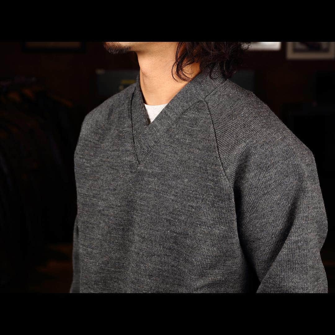 のインスタグラム：「. 【DEHEN STRIPE EDGED V-NECK 】 上質な3エンドニットで製作されたVネックセーターは、襟元の開きを浅くしカラーリブを施していますので、インナーを選ばずシンプルに着ていただけます。また、肉厚な生地なので外気を通さないアウターを羽織れば保温性は抜群！何枚も重ね着することなくウインターシーズンを快適に過ごせます。  #dehen #since1920 #oregon #portland #madeinUSA #dehenjapan #wescojapan #wescosetagaya」