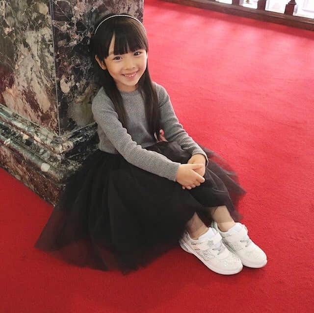 瞬足（公式）さんのインスタグラム写真 - (瞬足（公式）Instagram)「.﻿ 女の子らしいデザインでプリンセス気分に👸♡﻿ ﻿ 今どきの女の子のファッションニーズに応えた﻿ ガールズスニーカー、シンデレラ フィット✨﻿ ﻿ アッパーにはラメ・グリッターのような﻿ キラキラした材料を多く使用し、﻿ 靴全体がキラキラした女の子なら誰でも憧れる﻿ お姫様のような瞬足です🎀﻿ ﻿ 足幅が細く甲の高さが低い﻿ 今どきの子供達に合わせて設計されており、﻿ 甲まわりは適度なフィット感で快適な履き心地❣﻿ ﻿ オシャレさも取り入れたい﻿ おめかし大好きな女の子にぴったりの一足です♡﻿ ﻿ 商品名:瞬足レモンパイ 531　シンデレラフィット﻿ _____________________________________________________﻿﻿ #瞬足 #瞬足コーデ#syunsoku #シュンソク #運動靴 #子供靴 #通学靴 #足幅 #足育#スニーカー #スニーカー好き #キッズ #インスタキッズ #キッズモデル#キッズコーデ #子供 #ママカメラ #ママライフ #子供が喜ぶ #子供と暮らす #子供のいる暮らし #育児 #ママカメラ #子育てぐらむ #シンデレラ #プリンセス #お姫様 #キラキラ #女の子 #オシャレ」10月22日 19時04分 - syunsoku_official