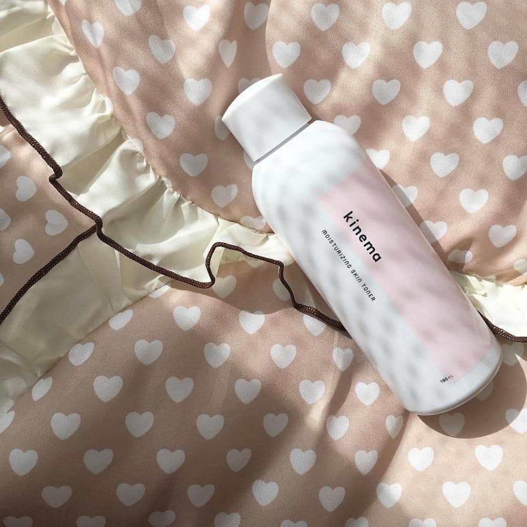 skincare in progress A daily does of Tokyoのインスタグラム：「\\ #みんなのスキンケア で、みんなの色んなキネマの使い方が見れます // . kinemaを使ってくれた、@_shokotaso さんのコメント👇🏻 ------ @kinema.tokyo 〻拭き取り化粧水〻 お試しさせていただきました💓 . . 正直な感想をって事でしたので...🙄 . 朝起きたあとにこれをコットンにふくんで拭き取って使ってました❤❤ . わたしはかなりの乾燥肌なので 拭き取り化粧水って油分とかとりすぎてしまうイメージだったけど むしろしっとーり！！ びっくりします！笑 . . そのあとにいつものスキンケアに メイクをすればOKでした💭 . . 角質などをとってくれるので かなりオススメです👌 . . . ------ 拭き取り化粧水って、名前からして色んなものを拭き取ってしまうものなんじゃ？！って思われがちなんですか、お肌にとって余分な角質だけをしっかり取り除いてくれる優れものなんですよ😏💕 . キネマ化粧水を肌に染み込ませたら保湿効果も抜群です💆 . 素敵な投稿をしてくださった @_shokotaso さん☺❤ . ありがとうございました👍 ------------ 💁 @kinema.tokyo は、敏感肌でも使える優しい拭き取り化粧水 👉 #みんなのスキンケア でみんなのkinemaの使い方が見れるよ 🏷現在予約販売のみ受付中です。」