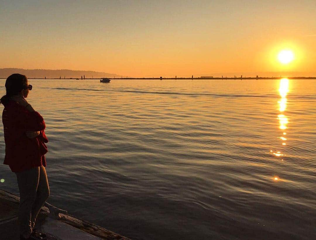 ナタリア・カリシェクのインスタグラム：「Always find time for the things that make you feel happy to be alive. 🌅♥️ #beautiful #sunset #calm #everett #washingtonstate」