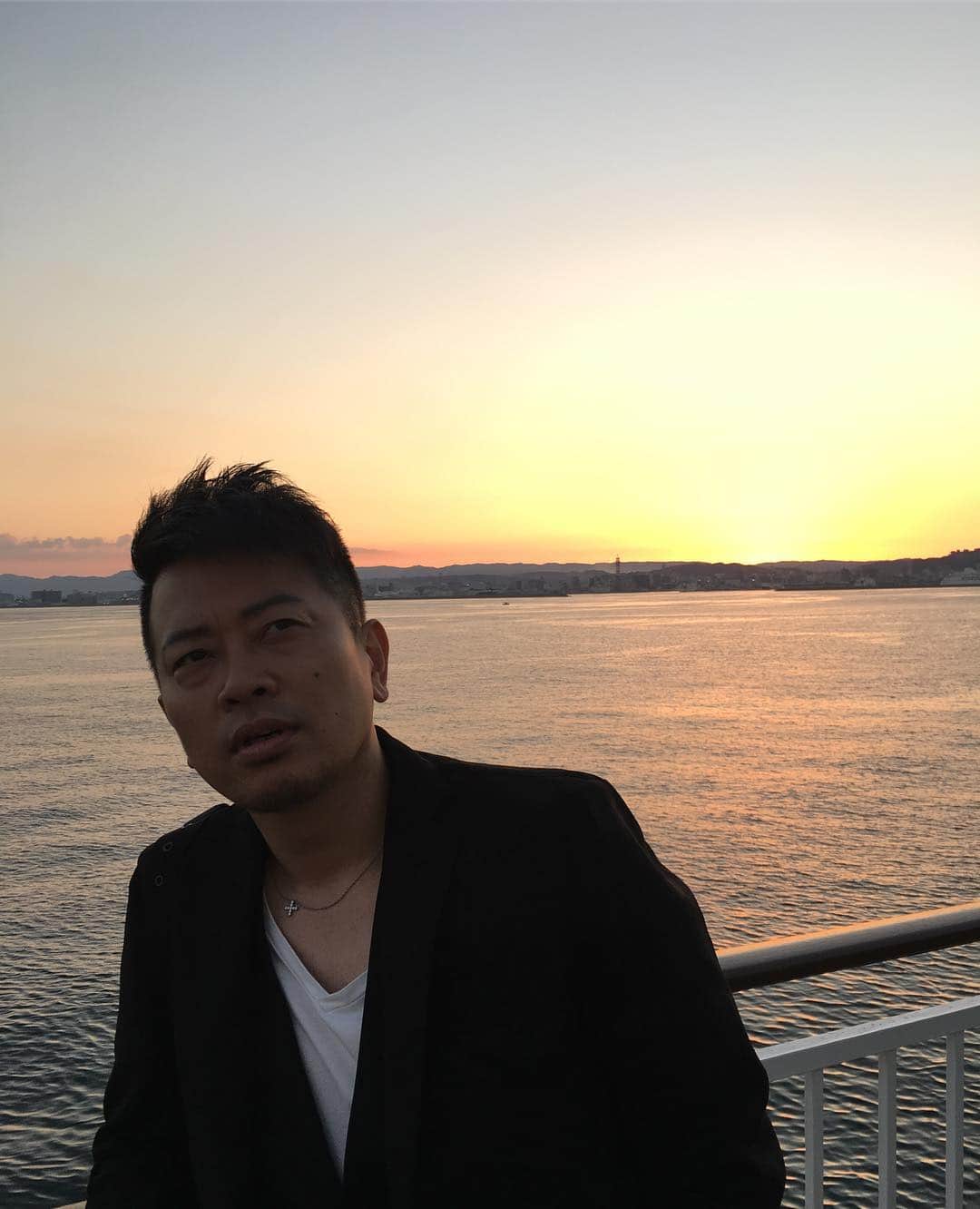 井上聡のインスタグラム：「明石家電視台ロケのオフショット2  #夕陽。バックにカッコよく撮れた宮迫さん #重盛が隠し撮りした僕 #カメラの映ってないところで戯れる河本と宮迫さん #歩きまくって疲れはてた礼二さん #明石家電視台」