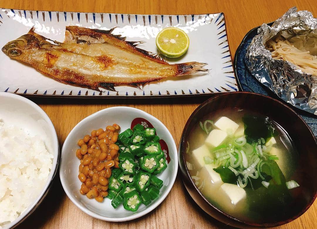 佐藤千亜妃さんのインスタグラム写真 - (佐藤千亜妃Instagram)「今日はひたすら自宅作業！カバーライブのセットリスト案を考えるなど。。やることたくさんでした。そんで、パパっと家でごはん🍚😋 ハーゲンダッツのスイートポテト食べよっと🍠♡ 【晩ごはん】#さとう定食 カレイの干物・えのきバターのホイル焼き・オクラ納豆・わかめと豆腐のお味噌汁・ごはん。玄米茶。 #晩ごはん#一汁三菜#カレイ#カレイの干物#オクラ納豆#えのきバター#ホイル焼き#おうちごはん#自炊#味噌汁#ごはん#白米」10月22日 21時22分 - chiaki_sato0920