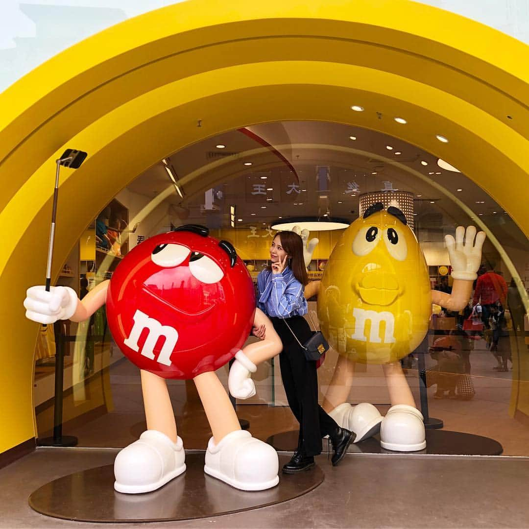 野中光希のインスタグラム：「m&mのお店の前でパシャり📸 in 🇨🇳 #ビフォパ  #ビフォーアフター #ミス成城 #成城大学 #ミスコン #m&m #🇨🇳 #上海」