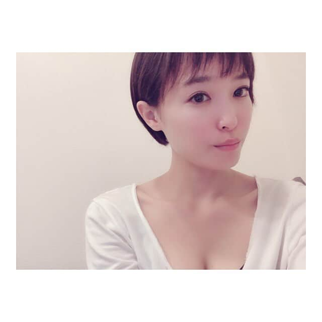 中山こころさんのインスタグラム写真 - (中山こころInstagram)「* 何か今日一日ひたすら眠かったから もうおふとぅーん🛌 * * #お肌のゴールデンタイム  #gn」10月22日 21時57分 - coocoorooo