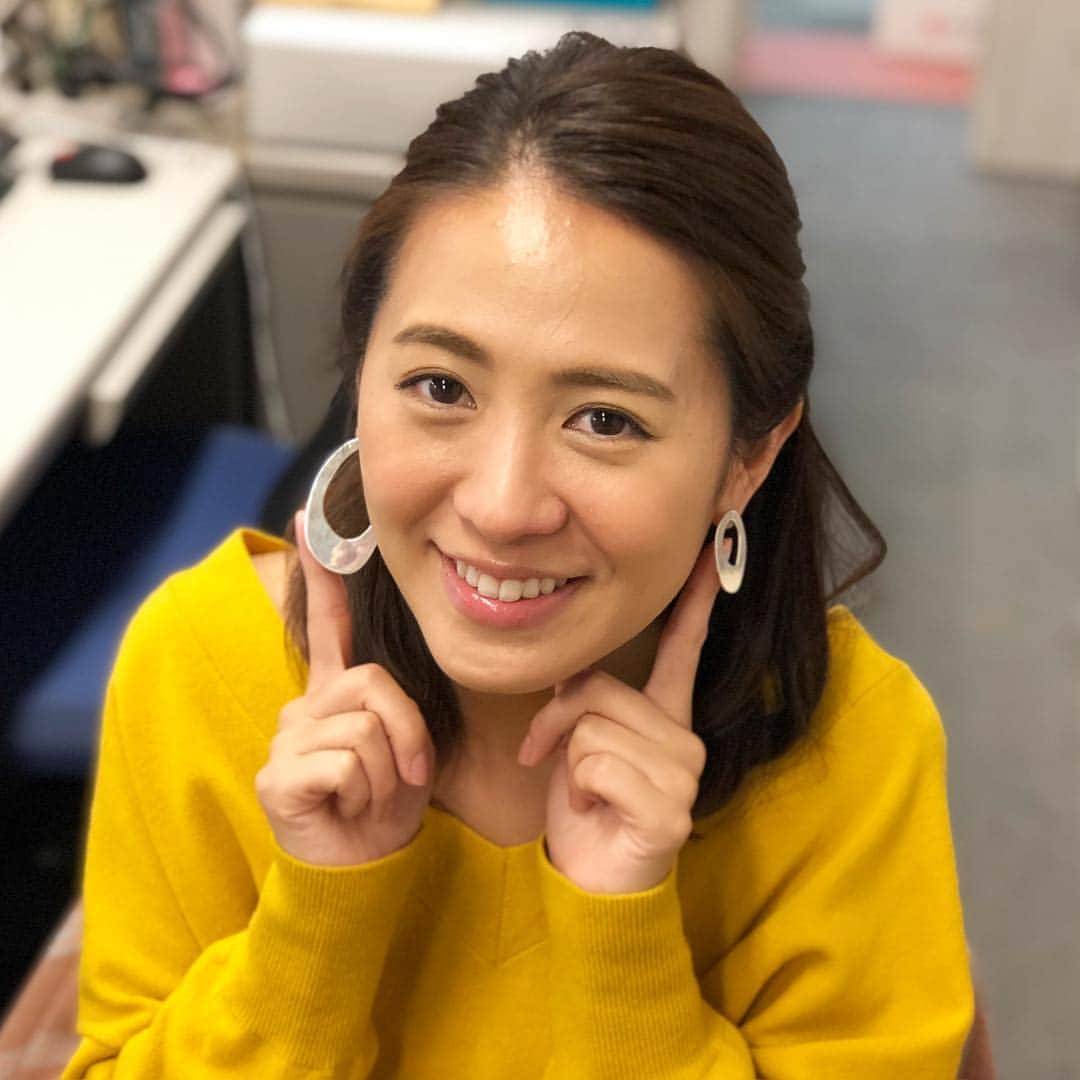 フジテレビ「THE NEWS α」さんのインスタグラム写真 - (フジテレビ「THE NEWS α」Instagram)「今日のピアスは、左右サイズが違うもの🌸  みんなに聞かれますが、、、ピアスの着け間違えではなく、わざとですよー。  私物のお気に入り😊 #primenewsα#フジテレビ#fujitv#ニュース#椿原慶子#竹内友佳#内野泰輔#鈴木唯#安宅晃樹」10月22日 23時08分 - news_alpha