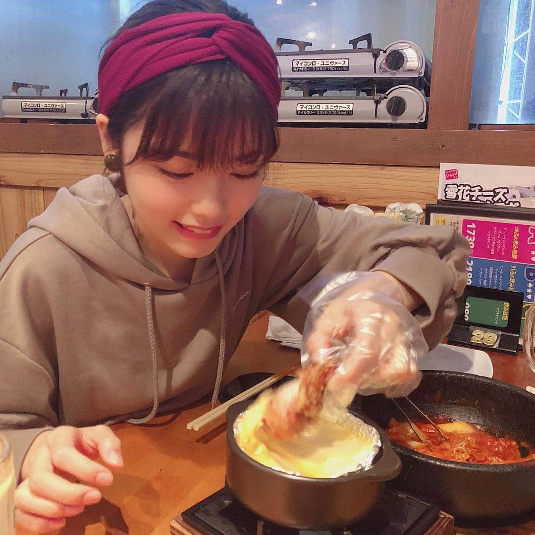 小芝風花さんのインスタグラム写真 - (小芝風花Instagram)「この間、家族と新大久保でご飯食べました🍴 なんとかチキン！ チーズフォンデュして美味しいのなんの🤤 デザートはタピオカ🥤 また食べたいなぁ♪♪ お仕事の都合で、何だかんだ1週間に一度は東京帰れるから、初めての一人暮らしも全然へっちゃらだ！！ （訳:やっぱりお家が好き。） #コメント欄にて #ヤンニョムチキン  #である事が判明！！ #コメントいつもありがとうございます 😊」10月22日 23時51分 - fuka_koshiba_official