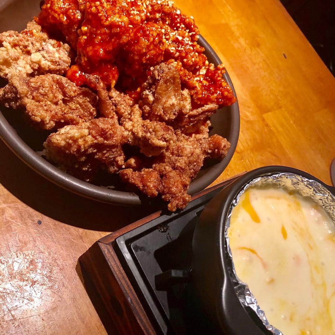 小芝風花さんのインスタグラム写真 - (小芝風花Instagram)「この間、家族と新大久保でご飯食べました🍴 なんとかチキン！ チーズフォンデュして美味しいのなんの🤤 デザートはタピオカ🥤 また食べたいなぁ♪♪ お仕事の都合で、何だかんだ1週間に一度は東京帰れるから、初めての一人暮らしも全然へっちゃらだ！！ （訳:やっぱりお家が好き。） #コメント欄にて #ヤンニョムチキン  #である事が判明！！ #コメントいつもありがとうございます 😊」10月22日 23時51分 - fuka_koshiba_official