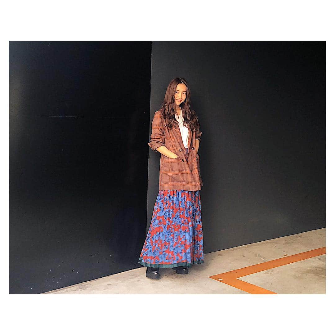 板野友美さんのインスタグラム写真 - (板野友美Instagram)「先日のロケ衣装👗👠 @frees_mart  #Jacket#freesmart  #skirt #freesmart」10月23日 0時19分 - tomo.i_0703