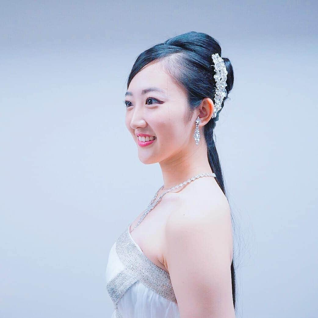 山田真由のインスタグラム：「【お礼とご報告】 . . 2018年10月21日 日曜日 . 『ミス共立女子 桜姫コンテスト2018』が幕を閉じました。 . . 私は半年前、大学の廊下で偶然にも声をかけていただき、この半年間が始まりました。 . 異例の大学院生ということもあり、最初の一歩が中々踏み出せませんでしたが、まわりの皆が背中を押してくれたお陰で、私の人生において非常に大きな半年間を過ごすことができました。 . 素晴らしい舞台で、この半年間を締めくくることができたのも、私をずっと支えてくださった全ての皆様のお陰です。 本当に感謝の気持ちでいっぱいです。 . 共立女子大学に通い始めてから6年が経とうてしている今、私は、心からこの大学に通って良かったと思っています。 . 良き先生方にご指導いただけたこと、良き友人を持てたこと、良い経験ができたこと、良き挑戦ができたこと、良い環境が与えられたこと。 . そんな私は、長年の共立生として、何かできないだろうかと漠然と考えていました。そんな時、このお話をいただき、これはやるしかないと思い、挑戦することを決意しました。 . 私は、ミス共立女子ファイナリストとして活動することが決まった時、このミスコンを、私自身にとっても、見てくださる皆様にとっても、有意義な活動にしたいと考えました。 . そこで、活動する上で立てた目標が③つあります。 . ①つ目は、共立女子の魅力を伝え、これから入りたいと考えている女子中高生等、多くの方々の参考になること。 . ②つ目は、私の研究を通して、後輩に大学院という選択肢を、また、多くの人に研究内容を少しでも知ってもらい、参考になること。 . ③つ目は、今まで関わってくださった皆様に、感謝の気持ちを伝えること。 . です。 . これらの半年間の活動を評価し、応援してくださった方々がいらっしゃったこと、本当に嬉しく思っております。 . . 私はこの度、 『高田屋賞』 『脱毛サロン RAX賞』 の、２つの協賛企業様からの賞を受賞することができました。 . 多くの候補者の中から、私を選んでいただき、賞をいただけたことは、大変光栄であると共に、感謝の気持ちでいっぱいです。 . . この場をお借りして、この半年間、関わり、支え、応援くださった家族・友人・恩師・運営・フォロワー・企業様、全ての皆様に感謝をお伝えしたいと思います。 . . 半年間、本当に、本当に、ありがとうございました。 . . . . #最終日 #お礼 #ご報告 #ウェディングドレス .  #山田真由  #桜姫  #2018  #ミスコン  #ミス  #ミス共立  #ミス共立女子  #ミス共立女子大学  #共立  #共立女子  #共立女子大学  #女子大  #女子大生  #大学  #大学院  #大学院生  #博士前期課程  #修士  #研究  #建築  #設計  #動物  #動物病院  #犬  #ペット #ファッション」