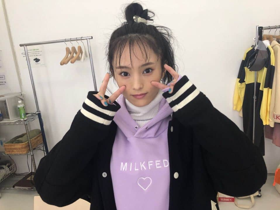 山本彩さんのインスタグラム写真 - (山本彩Instagram)「. 10/22 発売 #milkfed  #backpack #book . オフショット📷✨」10月23日 1時09分 - sayaka__714