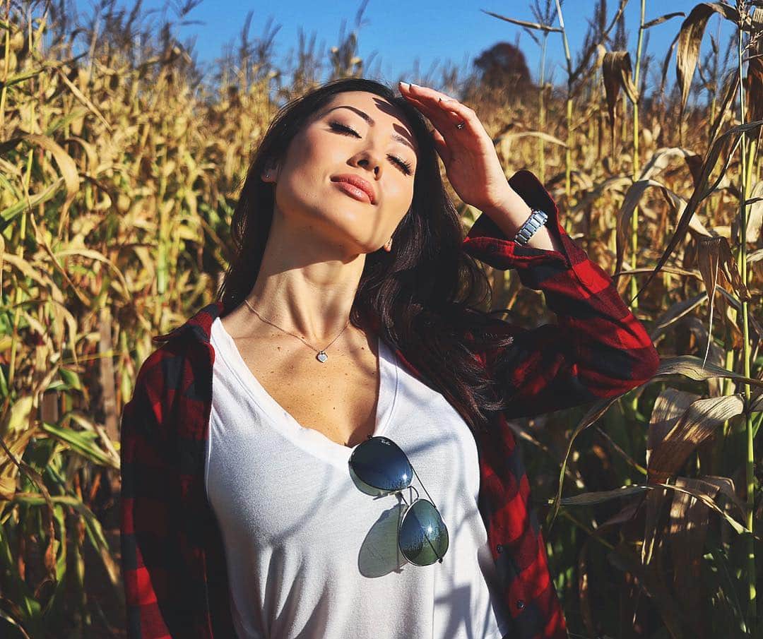 のインスタグラム：「Lost in the corn maze 🌽 #pumpkinpatch」