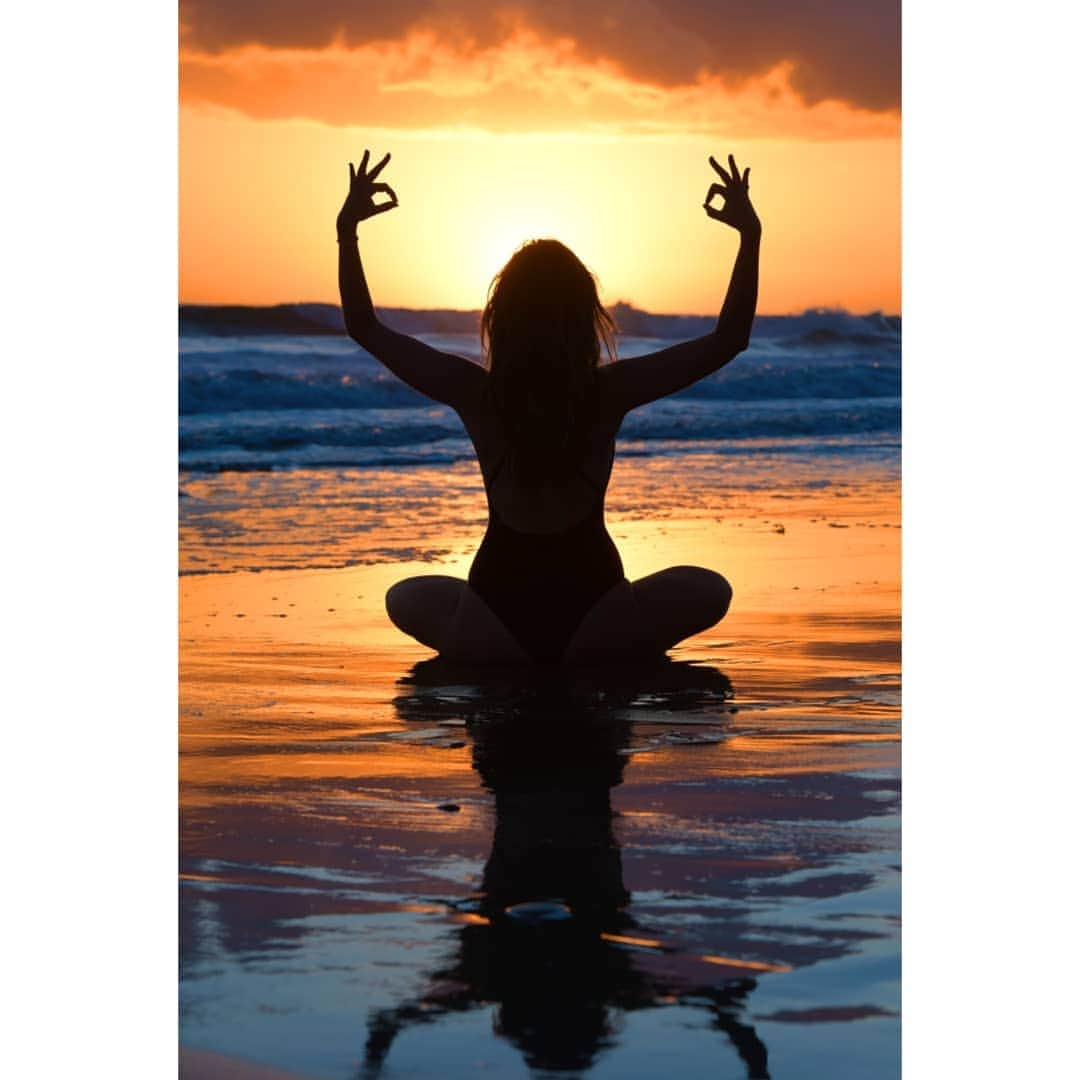 Cora Deitzのインスタグラム：「I have been on such a journey this year!! I found a peace and stillness that I never knew lived here - right here, within me.  Thank you @uluyoga and @yogabodyfitness 💚  I have a newfound love for teaching, and I hope to share it with all of you while my adventure continues!  #model #yogateacher #innerpeace #innerstrength #namaste #yoga #love #peace #strength #travel #photographer @michael_plumridge_photographer」