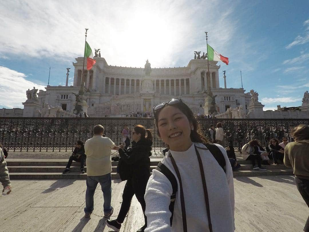 尾島知佳さんのインスタグラム写真 - (尾島知佳Instagram)「#altaredellapatria #rome #italy #🇮🇹 #euphoria #alonetrip #gopro #olympuspen #camera #amazing  #ヴィットリーオエマヌエーレ2世記念堂 #ローマ #イタリア #goproのある生活 #オリンパスペン #カメラ女子 #カメラ好き #感動 #はんぱねー #ローマで休日」10月23日 4時25分 - chika.ojima