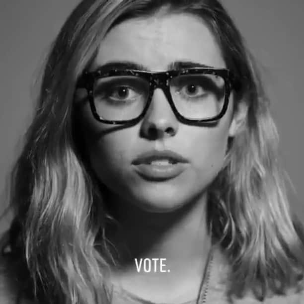 ジェシカ・キャプショーのインスタグラム：「#Repost @reesewitherspoon ・・・ First-time voters, it’s your turn to have your voice heard. When we amplify the issues that are important to us, the impact will be massive. #WhyDoYouVote (via @darrenaronofsky).」