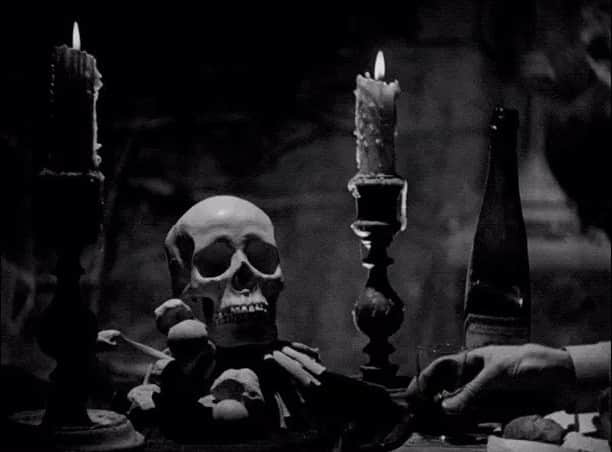 ステラ・ハジェンズのインスタグラム：「Halloween is so close. I’m already missing it & it’s not even here yet... what should I be! 🖤🕷☠️🧟‍♀️」
