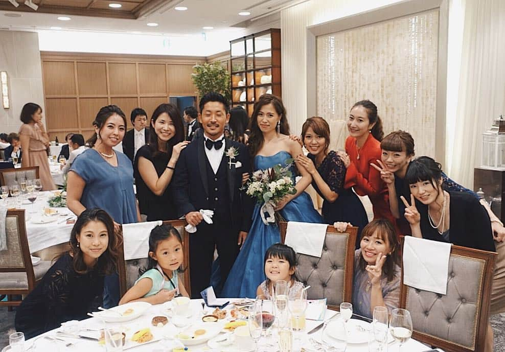 花井瑠美さんのインスタグラム写真 - (花井瑠美Instagram)「20年近い同級生のwedding💒 そんな月日が経ったんだ…ってビックリ😂 会うと何故か中学生くらいの自分に戻る。笑 みんな変わらな過ぎるんだもん💓 りえ〜おめでとう🎈 ・ #wedding#happy#love#frends#18年の仲#同級生#大切な仲間#結婚式#毎回泣く#おめでとう#幸せバトン」10月23日 15時06分 - floworld_r369