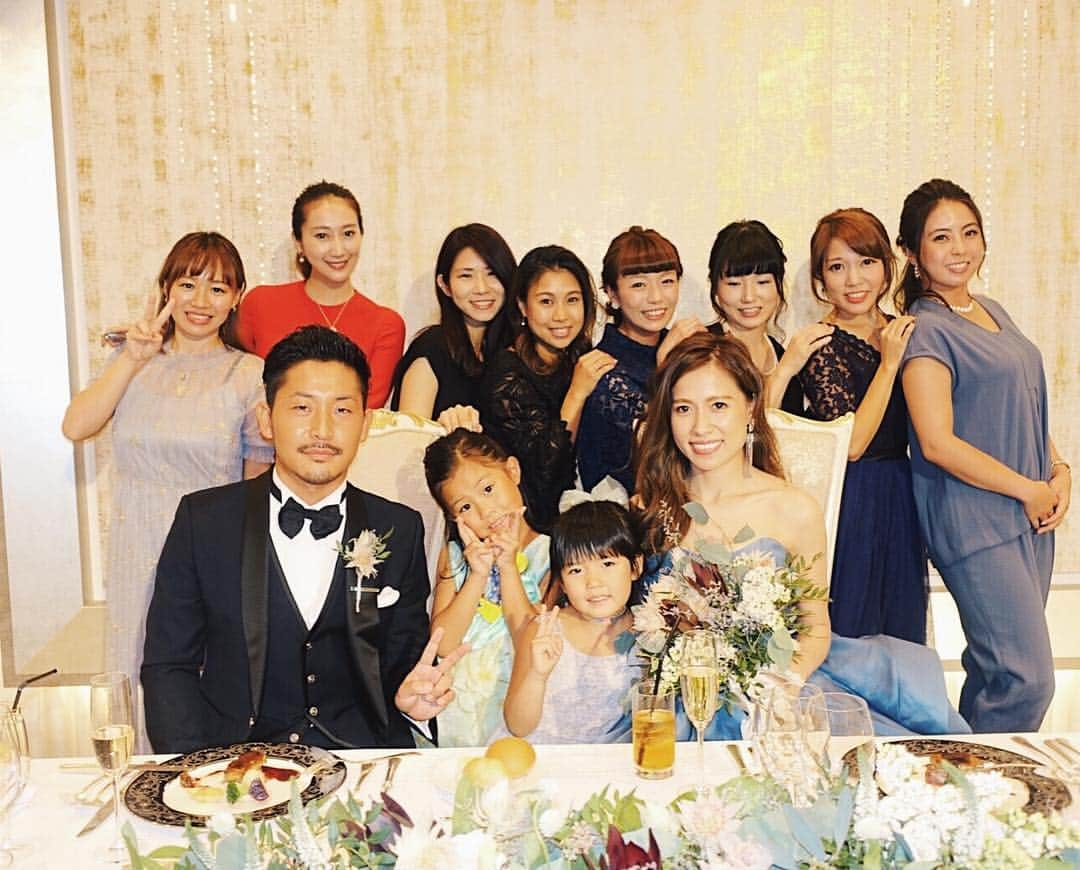 花井瑠美さんのインスタグラム写真 - (花井瑠美Instagram)「20年近い同級生のwedding💒 そんな月日が経ったんだ…ってビックリ😂 会うと何故か中学生くらいの自分に戻る。笑 みんな変わらな過ぎるんだもん💓 りえ〜おめでとう🎈 ・ #wedding#happy#love#frends#18年の仲#同級生#大切な仲間#結婚式#毎回泣く#おめでとう#幸せバトン」10月23日 15時06分 - floworld_r369