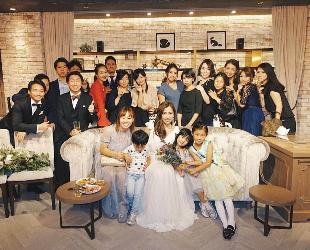 花井瑠美のインスタグラム：「20年近い同級生のwedding💒 そんな月日が経ったんだ…ってビックリ😂 会うと何故か中学生くらいの自分に戻る。笑 みんな変わらな過ぎるんだもん💓 りえ〜おめでとう🎈 ・ #wedding#happy#love#frends#18年の仲#同級生#大切な仲間#結婚式#毎回泣く#おめでとう#幸せバトン」
