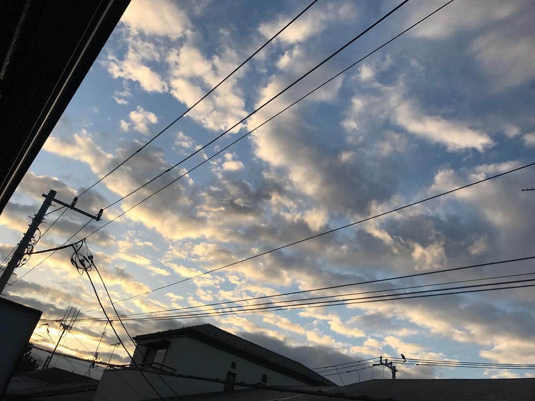 歌川菜穂さんのインスタグラム写真 - (歌川菜穂Instagram)「朝焼けが目に飛び込んできて目覚めた。AM6:20 (カーテン開けっ放しで寝てる) (たまに)」10月23日 6時35分 - utagawanao