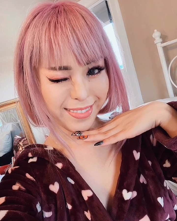 のインスタグラム：「Okayyyy guys 😆 Confession: I’m officially obsessed with making a selfie GIF 🤳😝💕 Especially when you can’t pick just one good selfie photo out of 367 pics! And always more is better than one, right? // Gave myself a half day off today since my weekend was in the full work mode and my mind & my body needs some chillaxing time ➰ // Do you work for yourself, own a business, work at a cooperation, go to school or none of these? I would love to get to know my IG fam a little more 😉 Let me know in the comment 👇🏻 P.S. I really can’t wait to have a 💗 bob someday soon !!! 👩🏻✨ ===== Lashes: @adornlashes_ • Eyes @urbandecaycosmetics new #NakedCherry Palette • Hair color: @hairartbymiyoko ————— セルフィーのGIF作るの楽しいw みんなもやってみて🙈  絶対この気持ちわかるハズ😂 最近ゎアイシャドウを色々試すのにハマってて 今回ゎピンク系💕 コスメブランドのUrban Decayから 新しいコレクションを頂いて チェリー🍒色のパレットなの❤️💜 それを使ってさっそくアイメイク❤︎ 発色めっちゃ綺麗✨髪の色とも相性バツグン✨ あー早くピンクボブにしたいなー！！！ ===== #loveclosethairnmakeup #pinkhair #selfie #gif #urbandecay #nomondayblues #japanese #motd #seattle」