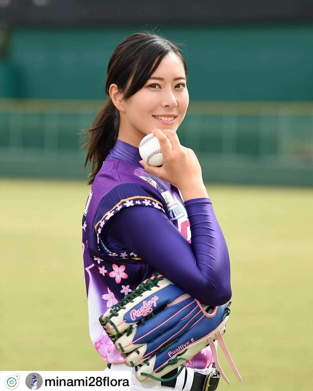 Rawlings Japanさんのインスタグラム写真 - (Rawlings JapanInstagram)「京都フローラ 高塚みなみ選手 ・ ・ おはようございます⍤⃝♡\♥︎/ 今日も寒いですが1日がんばりましょ〜！ ・ この間の撮影データもらったので ちょこっとあっぷ( ∩'-'📷⊂ ) ・ 2年か3年前にも載せてもらった#ベースボールマガジン さん😳  素敵な写真ありがとうございました〜！ ・  また発売情報流しますね〜💁‍♀️💁‍♀️ ・  ちなみにこの写真撮ったとこ #わかさスタジアム京都 ʬʬʬ😂👏🏻✨ 今週の26日、27日、28日にはジャパンカップが開催されます！ ぜひ皆さんご声援よろしくお願いします。  チケット購入↓↓↓ https://goo.gl/hBTszS  #女子プロ野球 #野球 #京都フローラ #ベースボールマガジン社  #私服撮影  #ユニフォーム撮影 #ローリングス  #オーダーグラブ  @rawlings_japan_llc」10月23日 8時34分 - rawlings_japan_llc