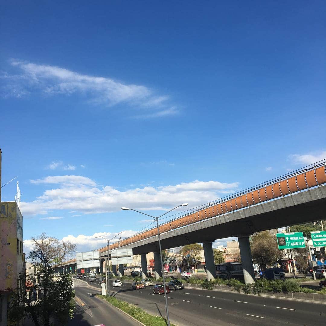 下田美馬さんのインスタグラム写真 - (下田美馬Instagram)「ジムから 駅の近くまで 送ってもらったけど そこから駅まで 少し遠回りした帰り道  見上げた空は 久しぶりに青かった」10月23日 9時01分 - mima_tia_shimoda