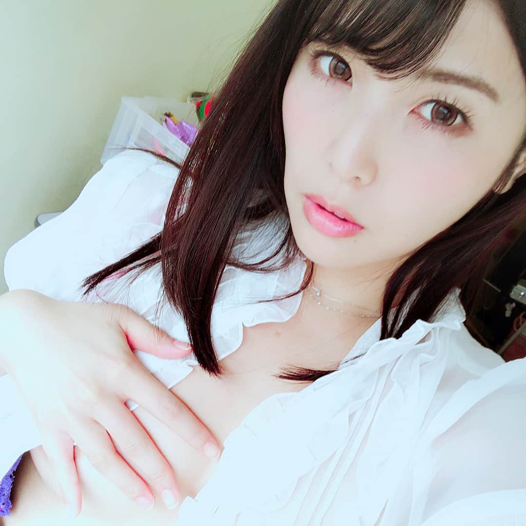 新村あかりのインスタグラム：「ムーディーズさんで撮影していただいたときのです！」