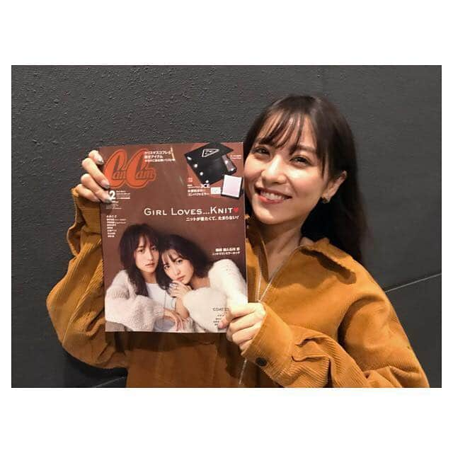 石川恋さんのインスタグラム写真 - (石川恋Instagram)「茜ちゃんと表紙をやらせていただいたCanCam12月号💜本日発売です！大特集はニット、4大スタイルはコート特集とこれからの季節にぴったりの企画が目白押し☃️❄️毎月お世話になっているサマンサやプロポとのタイアップも冬仕様の可愛いページになってます💓 "プライス別名品図鑑"は女性も男性も必見😎自分へのご褒美やクリスマスプレゼントで参考になるアイテムがたくさん紹介されているよ🎅🎄 そして、現在出演中のドラマ「黄昏流星群」で共演した藤井流星さんとも対談させていただいてます！ぜひチェックしてください✨ さらに、今月号の付録は3CEのLEDライト付きコンパクトミラー💄とても使いやすい＆持ち運びやすいので早速私も愛用中！CanCam12月号、皆さまぜひゲットしてください☺️🌈#CanCam #12月号 #3CE #堀田茜 さん」10月23日 10時05分 - ren_ishikawa