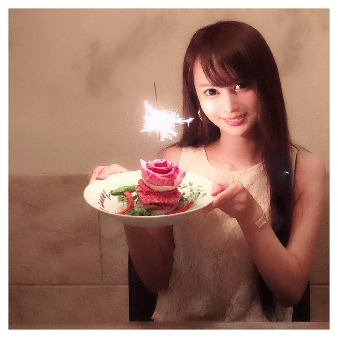 望月美穂のインスタグラム：「先日、30歳になりましたー♡♡♡ . ついに30代突入ー！ 若返りたいよーっ｡ﾟ(ﾉ□`｡)ﾟ｡｡ . . 幸せな1年になりますよーに💓 . . #happybirthday #肉ケーキ #tagsforlikes#tflers#instagood #instalike#like4like#instadaily」