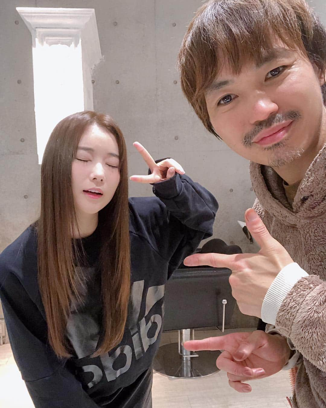 重盛さと美さんのインスタグラム写真 - (重盛さと美Instagram)「色は透明感強めのベージュだよん✌🏻 半年間黒染し続けたけん1回ブリーチしてから色かぶせたよ😈⚡️ 協議の末、真っ黒から中途半端に茶色じゃなくて肌白く見えるくらいめっちゃ明るくしようってなった❤️ さっちゃん真っ黒かハイトーンが1番肌がくすみ無く綺麗に見えるみたい👼🏻 全く痛んでない事は無いけど、こんなもんか！レベルやった🙈💮 ブリーチ剤と一緒にトリートメントと水素バリバリ入れてくれた💋✨✨ @achfilo_kenta_koyoshi 👏🏻👏🏻👏🏻 ありがとう💮#アフィーロ#小吉さん」10月23日 10時21分 - satomi_shigemori