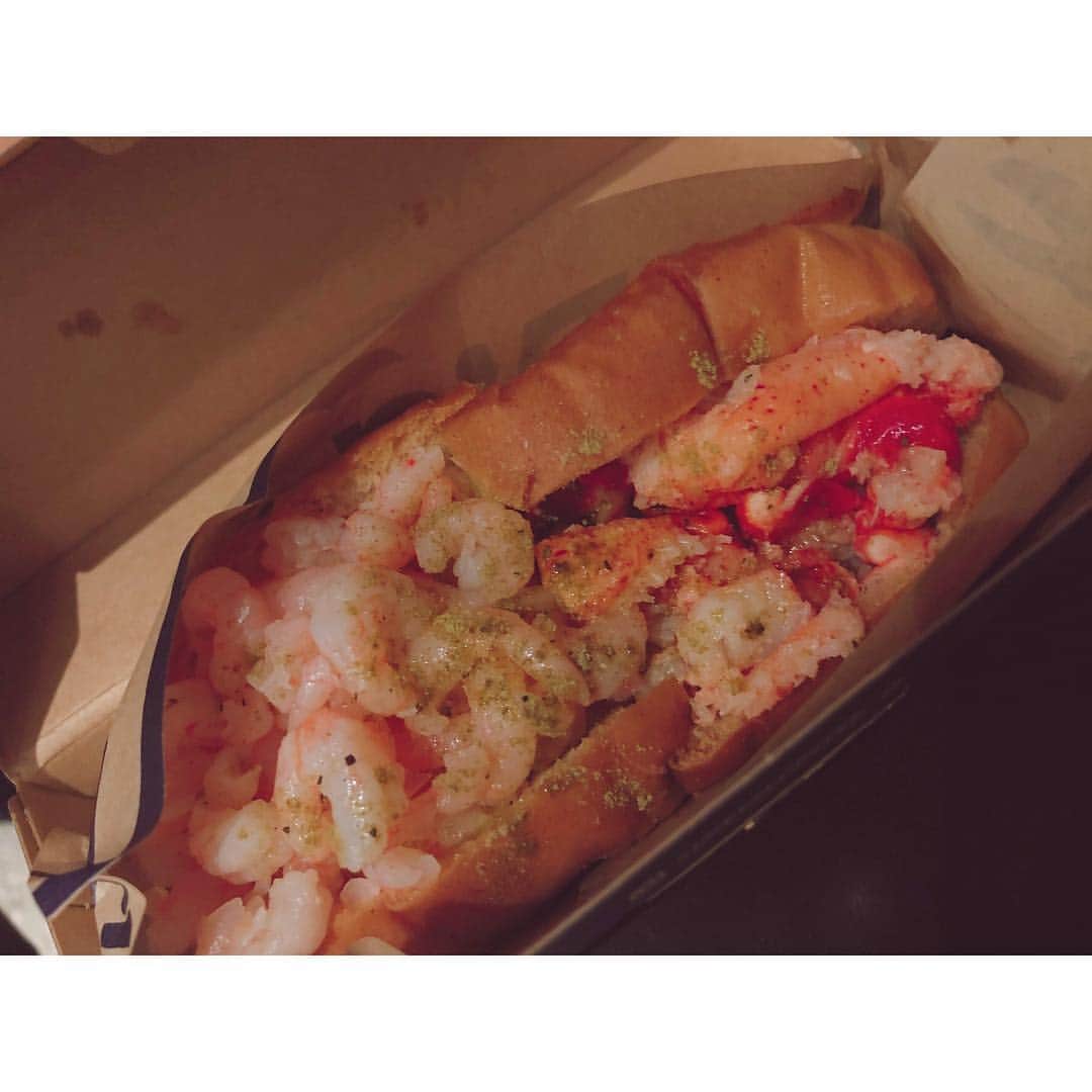 朝倉ゆりさんのインスタグラム写真 - (朝倉ゆりInstagram)「前に食べた #ロブスターロール ❤️ ゆりはロブスター&シュリンプロールにしたよ🦐 ロブスター初めて食べた！ なんかカニのような食感で不思議な味がした！ とっても食べやすくて美味しかったよお(*^･^)❤️ #gm #lukeslobster #lobsters #lobsterroll #shrimp #shrimproll #渋谷 #shibuyastream #shibuya #アイドル #エラバレシ #グルメ #instafood #food」10月23日 10時21分 - eb_loverinko