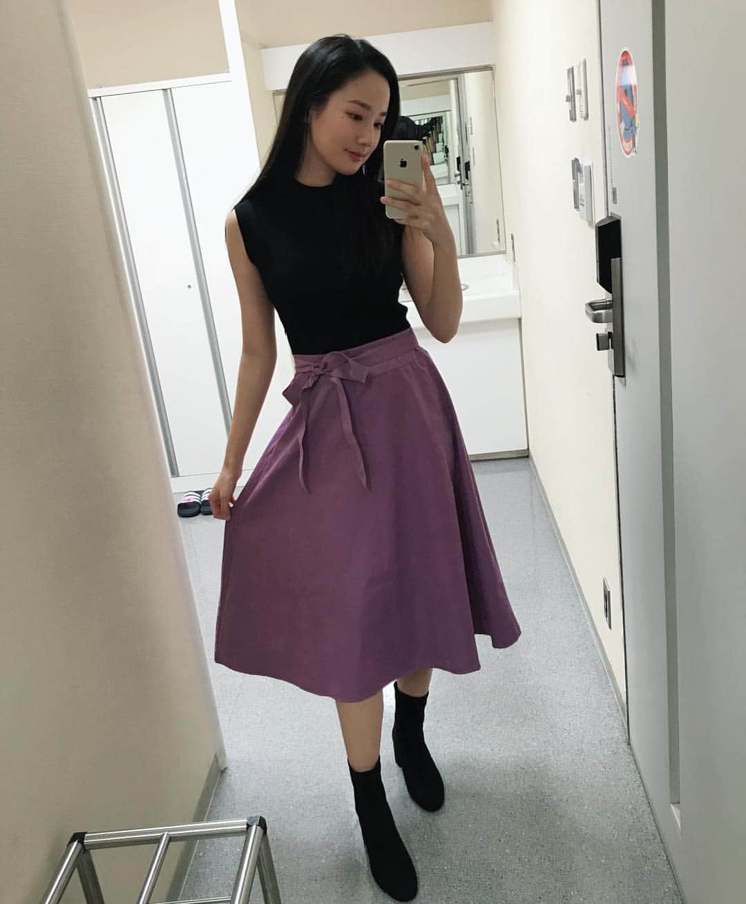 高嶋香帆のインスタグラム：「おはよう！ 私服載せちゃう☺️ . たまにはフォーマルな感じのワンピースをね！ お姉さん度がグッとます感じ😎 紫色が可愛いです🤘 . #ワンピースコーデ  #followｍe #asiangirls #japanesegirl」