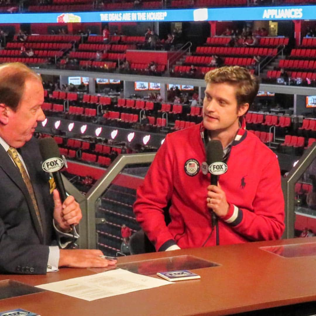 チャーリー・ホワイトのインスタグラム：「Wow look I’m a very serious person. . Thanks to @foxsportsdetroit and the @detroitredwings for having me in to talk about the US Figure Skating Championships! Everyone will be blown away by the awesomeness that is Little Caesars Arena.」