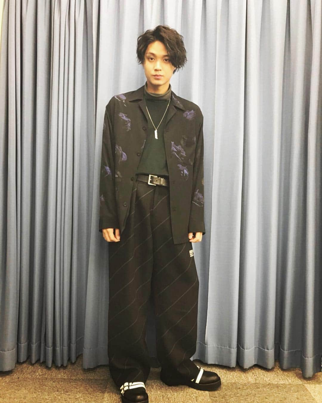 磯村勇斗さんのインスタグラム写真 - (磯村勇斗Instagram)「先日は取材デイ📷  #衣装 #ladmusician #shareef  #meagratia」10月23日 12時58分 - hayato_isomura