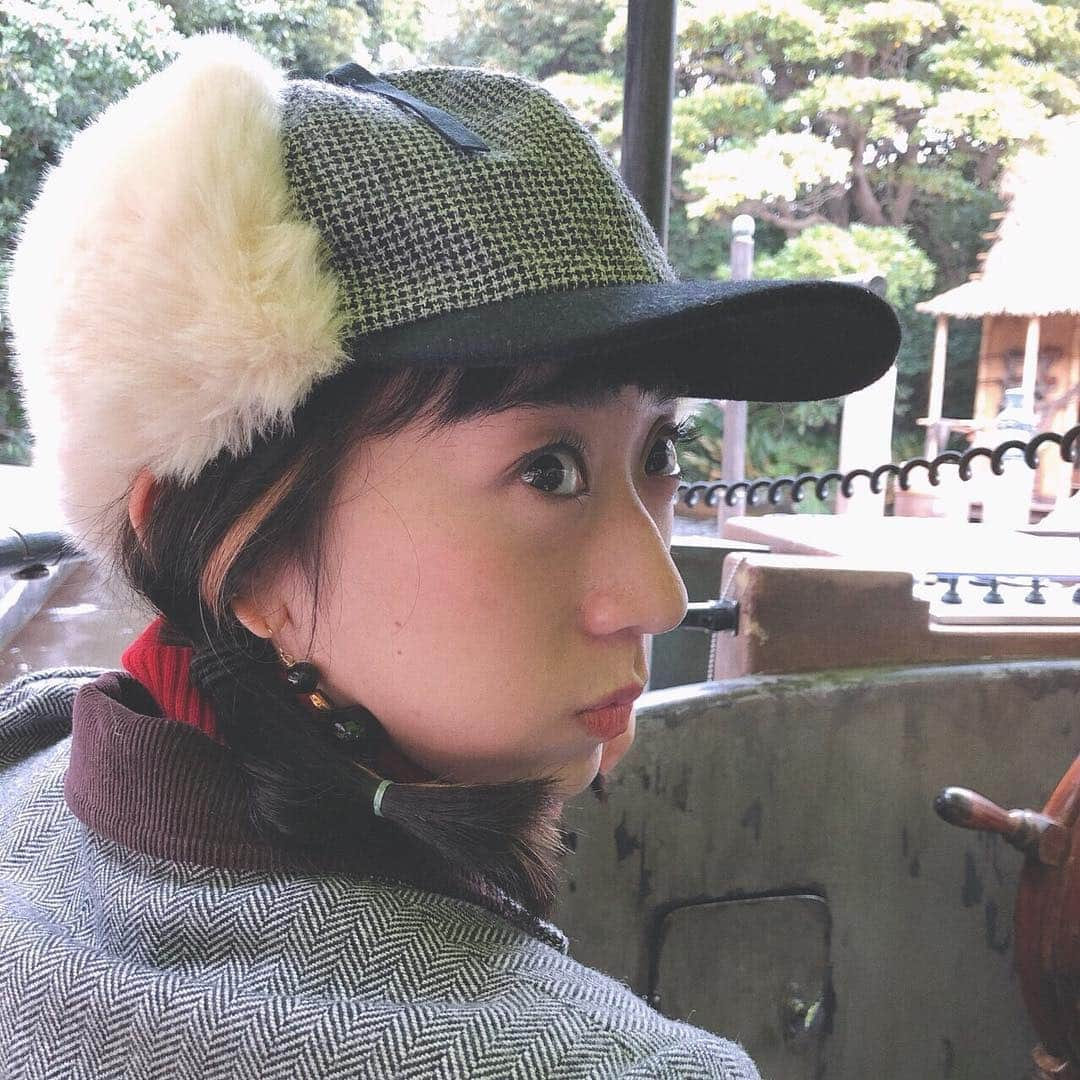 椎名琴音さんのインスタグラム写真 - (椎名琴音Instagram)「いつも遊んでんじゃん！！ と思われるかもしれないけど 楽しいことを連投しますね🌞 約1年前から、たぶんもっと昔から 大心友の安田レイちゃんと ディズニーにいきたい！！と言ってました🎪 昔は年に一度くらい行ってたのですが わたしが大学生になってからなかなか行けず ようやく夢が叶ったわけであります。 レイちゃんと一緒にいると何も苦ではなく、 乗り物を待つ時間さえも楽しい というかこの日は空いている方で スターウォーズに5分待ちで2回も乗れました💕 そんな訳でけっこうたくさん乗れたのですが、 1番楽しかったのは2人とも一致でまわるコーヒーカップ☕️ 自分でまわるスピードを変えられるのですが、2人とも（二回乗ったので一人一回ずつ操作w）全力でまわしました。 ぐるんぐるん笑い止まりませんでした！ レイちゃん林家パー子さんみたいな声で笑ってますw またいきたいね🐈 あとこのあったかい帽子はレイちゃんがくれた誕生日プレゼント🎁ありがとう！」10月23日 23時34分 - sheena_cyborg_fourandahalf