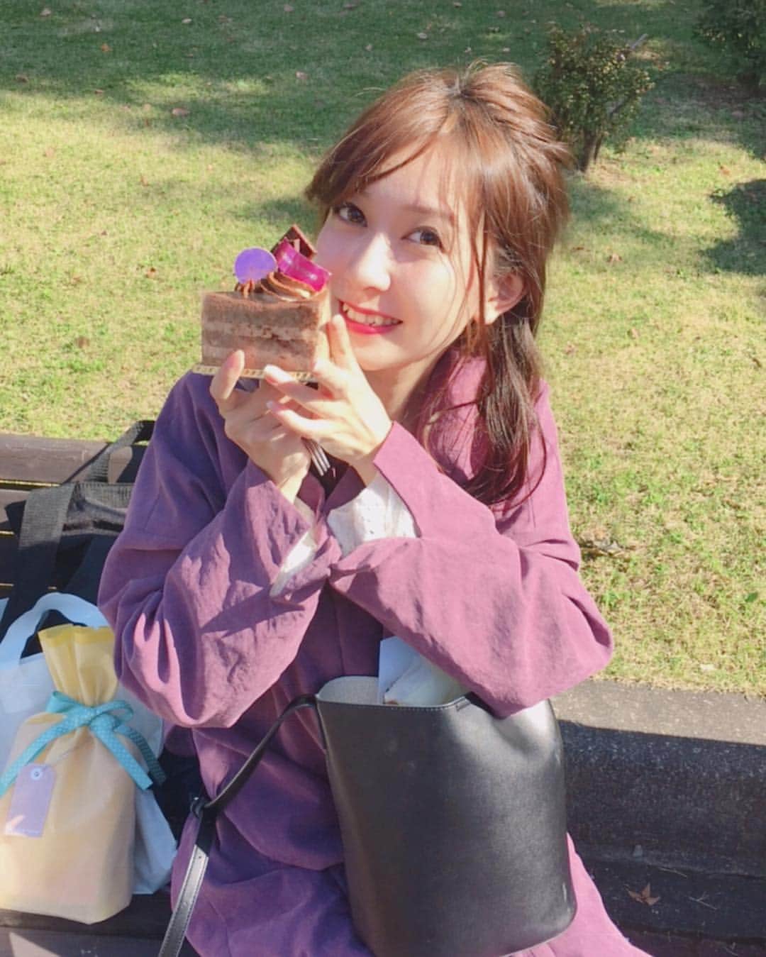 のインスタグラム：「連投失礼します🙇 ビラ配り後のハーフアップヘアと朝撮ったアップのセット💁 - 普段は髪おろしてるけど、雰囲気変わるもんだなあ〜と - あと少し投票いいねお願い致します😌💓 -  #桜美林#ミスコン#ミスミスター#ファイナリスト#ミスコンテスト#石橋実久#20181023#cake#hair#hairset#beautiy#camera#photo#photography#portrait#portraitphotography#selfie#girl#model#follow#like#いいね#いいね返し#ビフォパ#ビフォーアフター#イメチェン#リゼ#リゼクリニック」