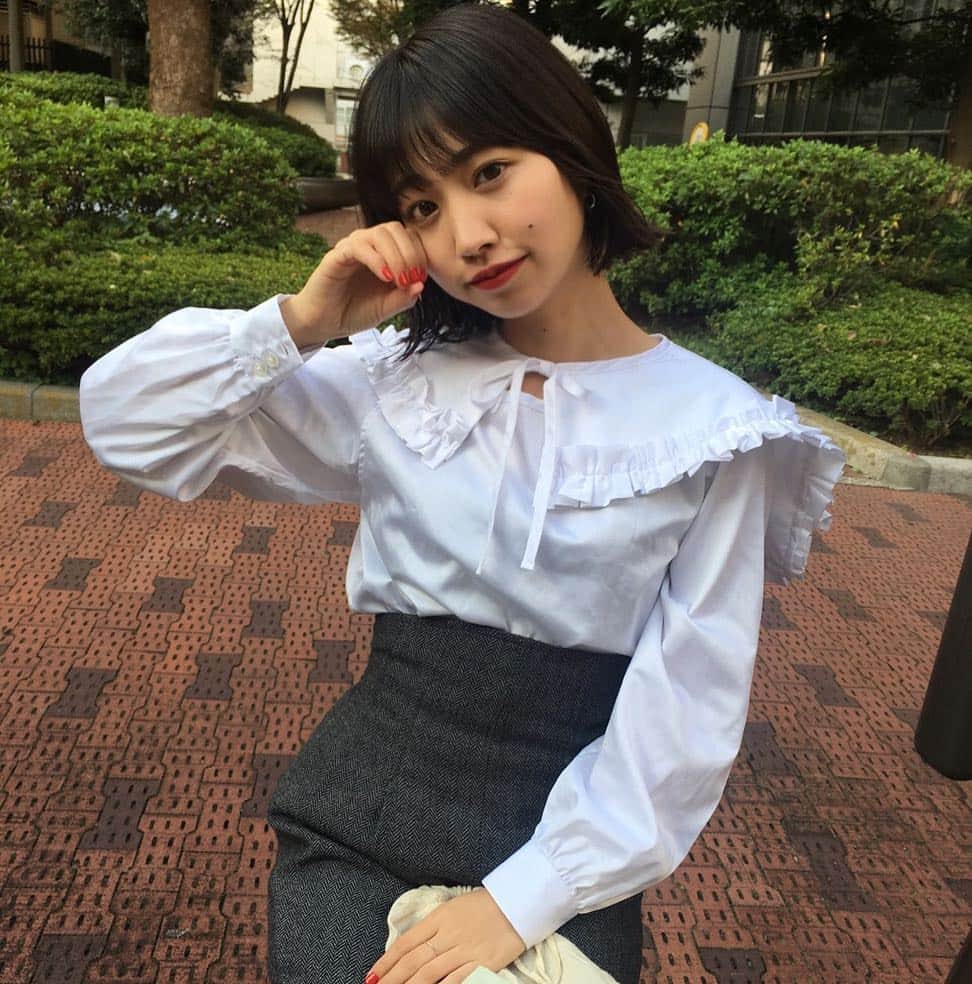 高岡未來のインスタグラム：「まる〜大好きまる〜〜☺︎ #beams  #ブラウス  #ネイル」