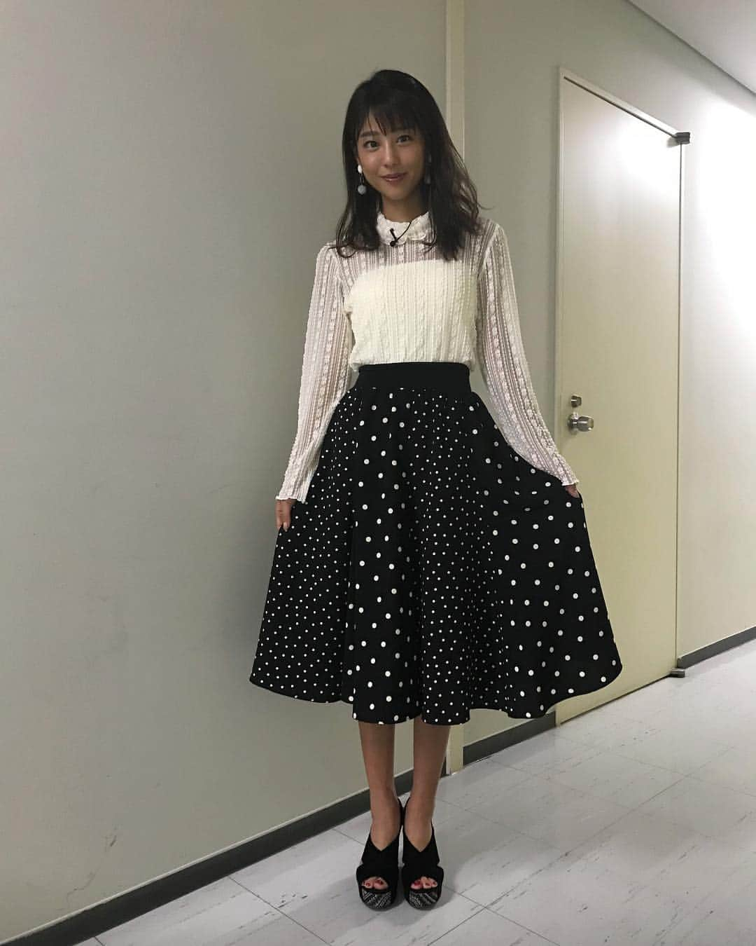 岡副麻希さんのインスタグラム写真 - (岡副麻希Instagram)「＊ 今夜『教えてもらう前と後』、 TBS系列（20時〜）出演します☺️ 下半身太りのポイントとは…！！！😳😳😳 #教えてもらう前と後 衣装👗 トップス#supremelala  スカート#ketty #ケティ」10月23日 16時15分 - maki_okazoe_official